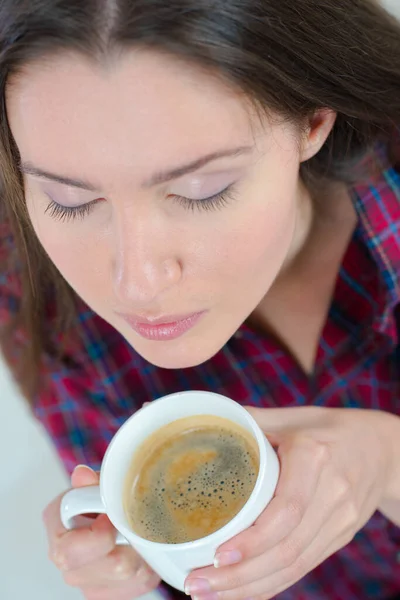 Μια Νεαρή Γυναίκα Μυρίζει Τον Καφέ — Φωτογραφία Αρχείου