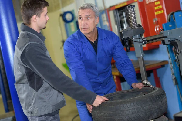 Apprentice Mechanic Teacher Retreading Wheel Automotive Workshop — Stock Photo, Image