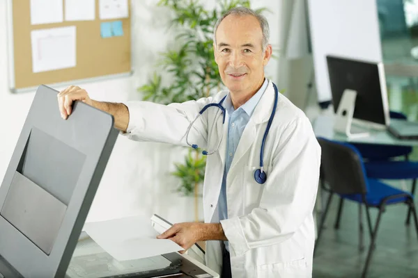 Doktor Tıbbi Kayıtların Kopyalarını Yapıyor — Stok fotoğraf