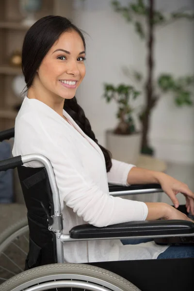 Молодая Женщина Инвалид Инвалидной Коляске Дома Гостиной — стоковое фото