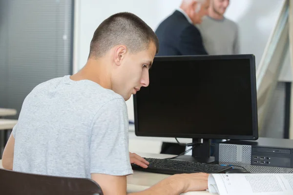 Студент Мужчина Учится Компьютером Лаборатории — стоковое фото