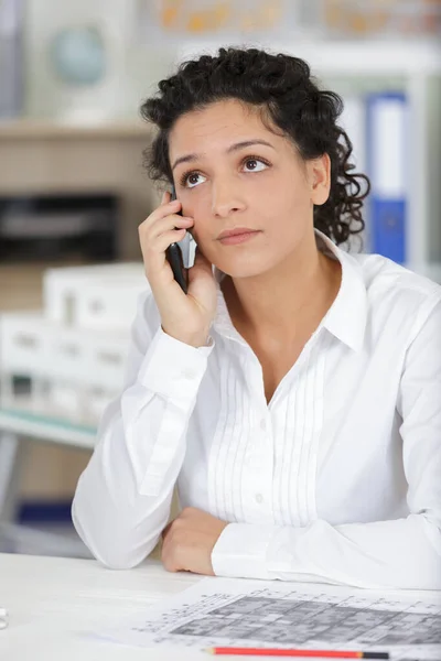 Kvinnlig Arbetstagare Telefon — Stockfoto