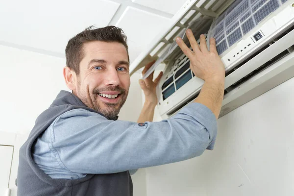 Air Conditioning Technicus Voorbereidingen Voor Het Installeren Van Nieuwe Air — Stockfoto