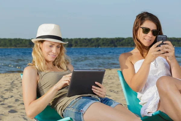 两个年轻女子在海滩上 — 图库照片