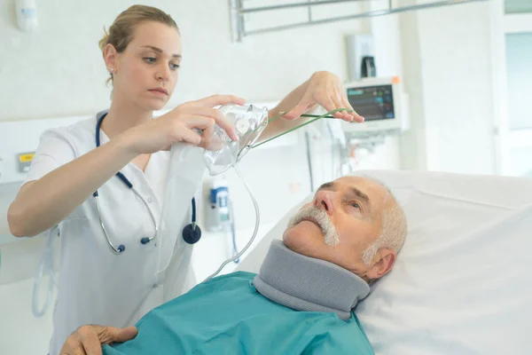 临床上使用氧气面罩的老人 — 图库照片