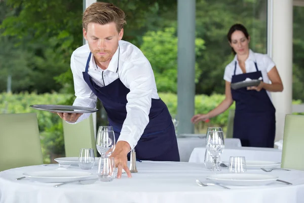 Kellnerin Deckt Tisch Und Decken — Stockfoto