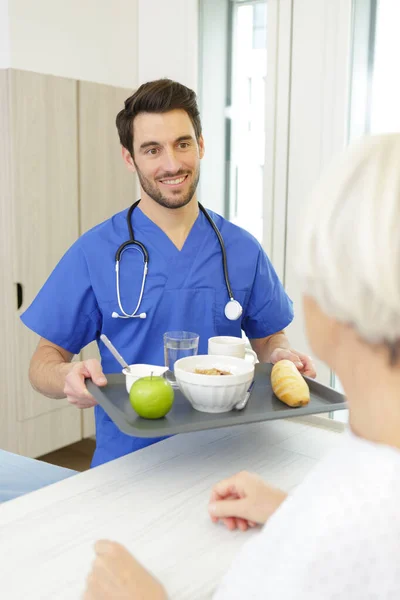 Enfermeira Dando Almoço Para Paciente Sênior Hospital — Fotografia de Stock
