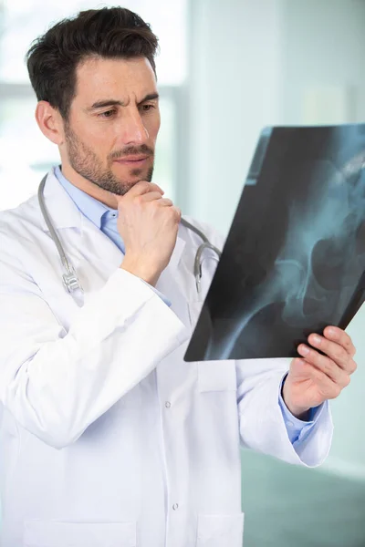 Чоловік Дивиться Результати Рентгенівського Випромінювання — стокове фото