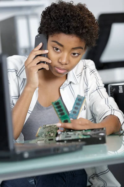 Técnico Computador Feminino Usando Laptop Falando Smartphone — Fotografia de Stock