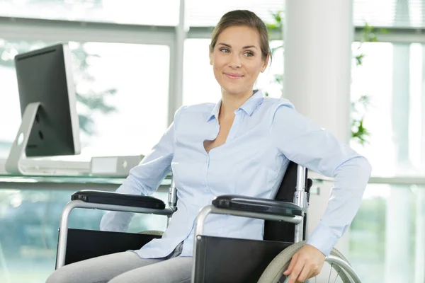 Pyörätuolissa Oleva Vammainen Työskentelee Toimistossa — kuvapankkivalokuva