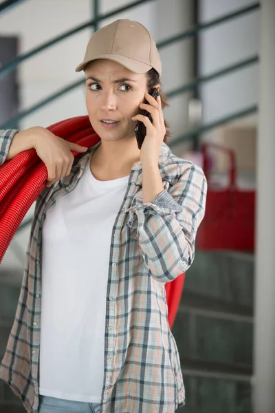 Vrouwelijke Werknemer Praten Aan Telefoon Dragende Pijp — Stockfoto