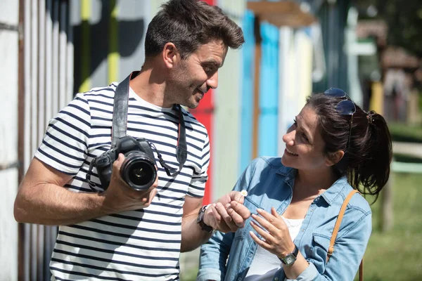 在城市里带着照相相机的情侣们 — 图库照片