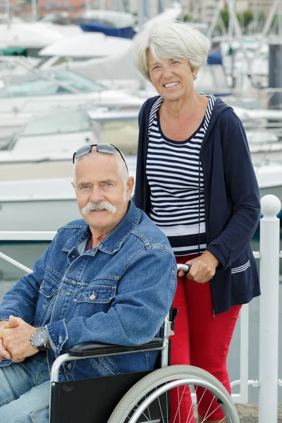 Старшая Пара Инвалидной Коляской Прогулке — стоковое фото