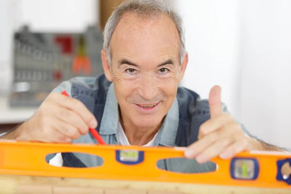 Gelukkig Glimlachen Senior Man Doet Diy Thuis — Stockfoto