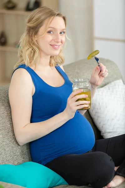 Detail Einer Schwangeren Frau Mit Einem Keim — Stockfoto