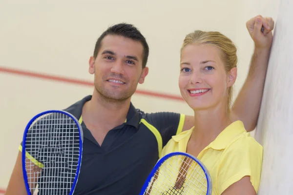Twee Gelukkige Lachende Tennisspelers Poseren Binnen — Stockfoto