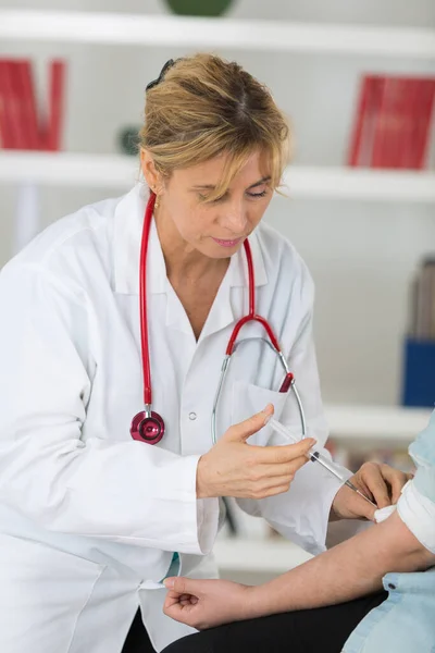 注射をしている女性医師の肖像画 — ストック写真