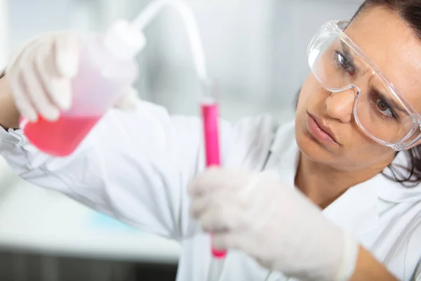 Vrouwelijke Wetenschapper Analyseert Stof Het Lab — Stockfoto