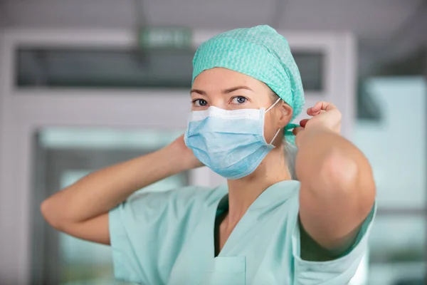 Giovane Medico Chirurgo Donna Sala Operatoria — Foto Stock