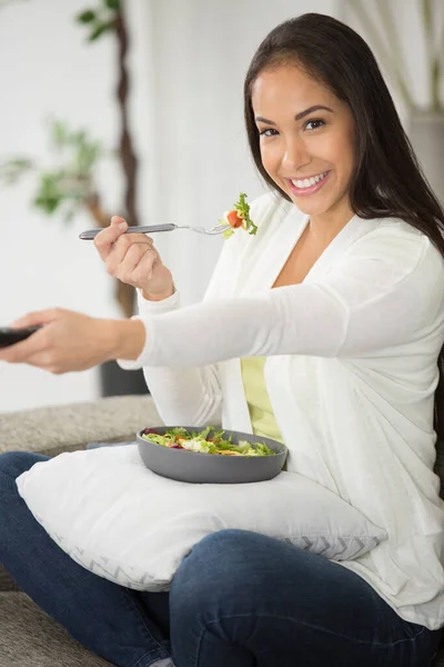 Glückliche Frau Isst Frischen Gemüsesalat Vor Dem Fernseher — Stockfoto