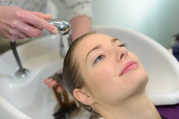Junge Frau Lässt Sich Salon Die Haare Waschen — Stockfoto