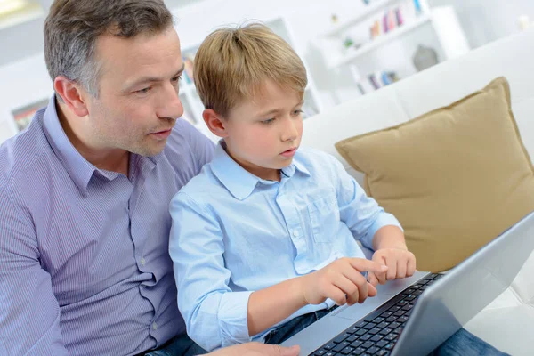Homem Ajudando Criança Laptop — Fotografia de Stock