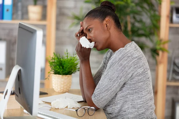 Kadın Bilgisayar Ekranına Bakıyor Ağlıyor — Stok fotoğraf