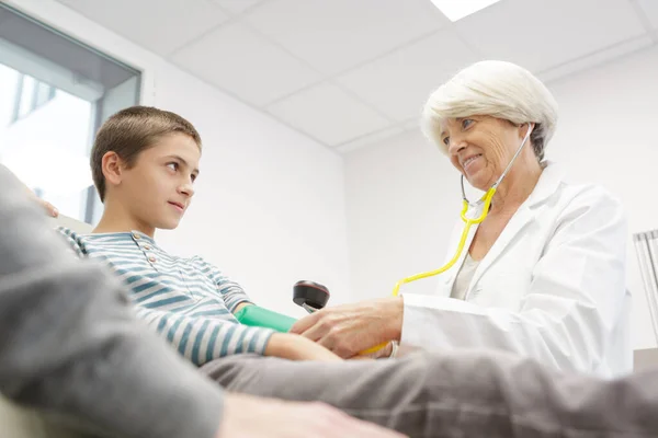Kinderarzt Untersucht Jungen Mit Stethoskop — Stockfoto