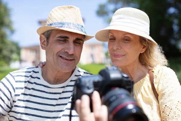 Szczęśliwy Turyści Patrząc Zdjęcia — Zdjęcie stockowe