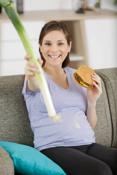 妊娠中の女性が食べ物を選んで — ストック写真