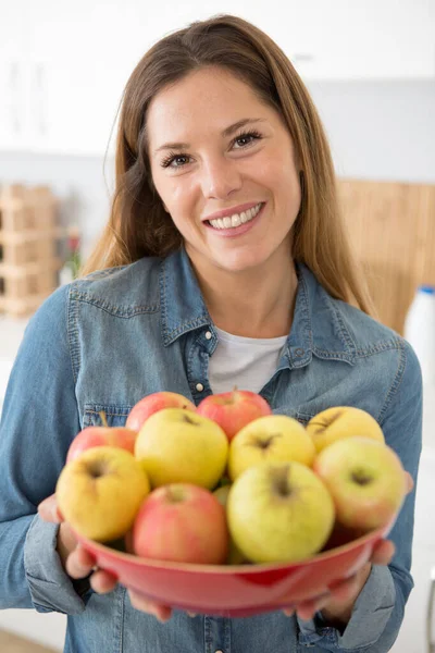 Frau Hält Eine Schale Mit Äpfeln Der Wohnung — Stockfoto