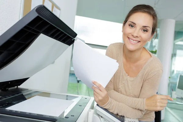 Retrato Mujer Usando Fotocopiadora Oficina —  Fotos de Stock