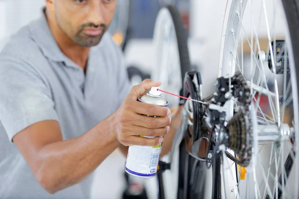 Mechanic Repaired Bicycle Workshop — Stock Photo, Image