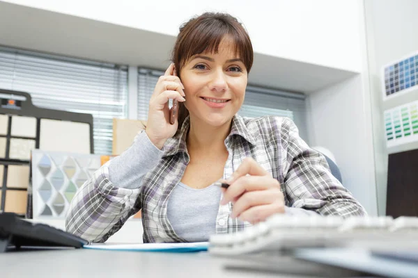 Kadın Büro Masasında Cep Telefonu Görüşmesi Yapıyor — Stok fotoğraf
