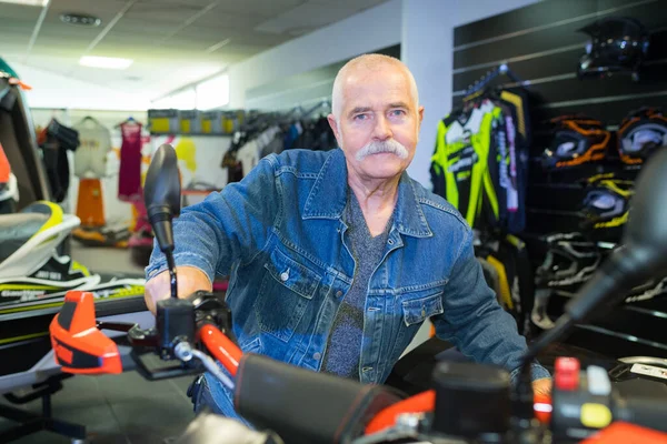 Porträt Eines Älteren Mannes Motorrad Showroom — Stockfoto