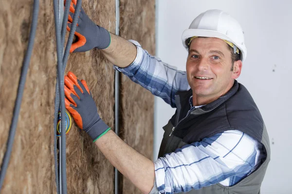 Чоловік Будівельник Позує Руками Стіні — стокове фото