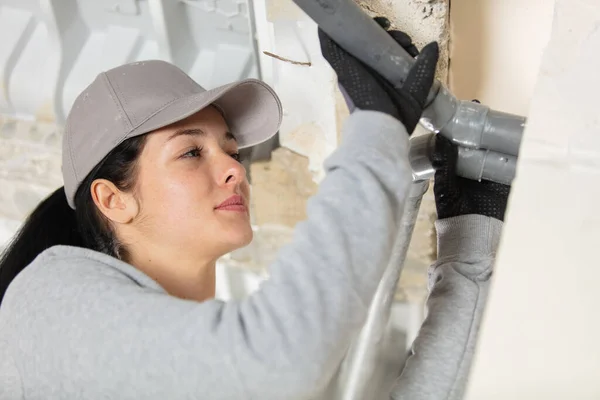 Young Female Plumber Fixing Pipe — Stock Photo, Image