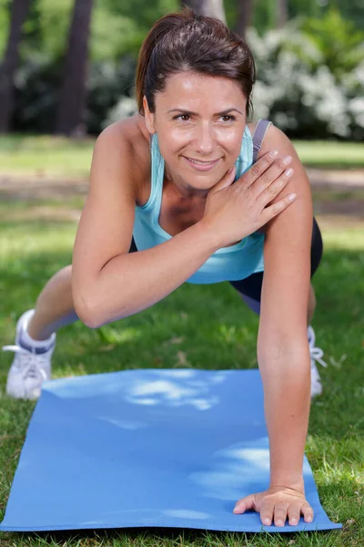 Jovem Mulher Exercitando Livre Uma Posição Prancha Braço — Fotografia de Stock