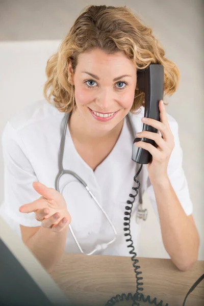 Doctor Femenino Positivo Teléfono —  Fotos de Stock