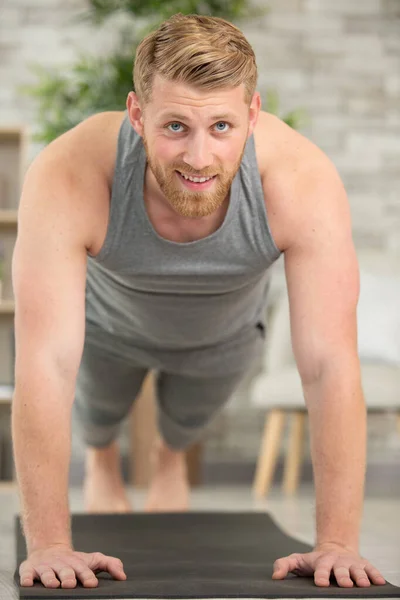 Porträtt Stilig Man Gör Side Plank Gym — Stockfoto