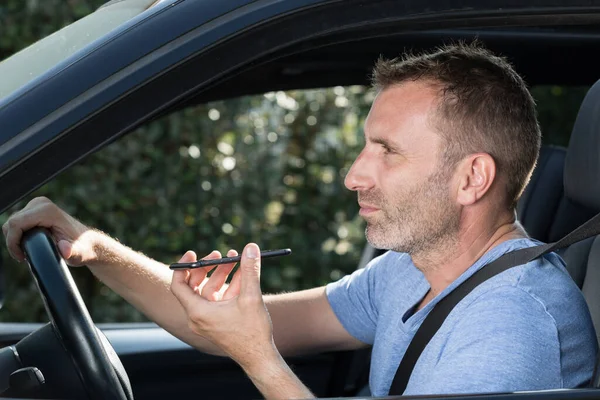 Homem Com Telefone Nas Mãos Volante Carro — Fotografia de Stock