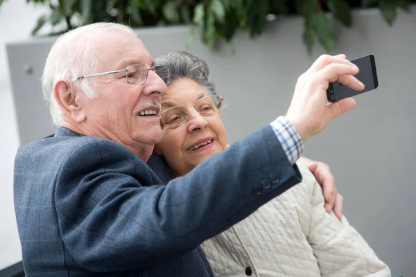 Senioren Paar Macht Selfie Mit Handy — Stockfoto