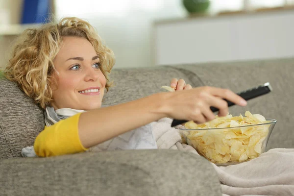 Kadın Boş Zamanlarını Kanepede Televizyon Izleyerek Geçiriyor — Stok fotoğraf