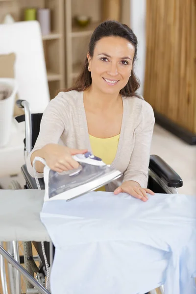 Mulher Feliz Cadeira Rodas Durante Engomadoria Casa — Fotografia de Stock