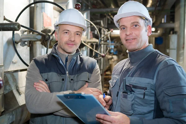 Portret Van Twee Fabrieksarbeiders Met Documenten Hand — Stockfoto