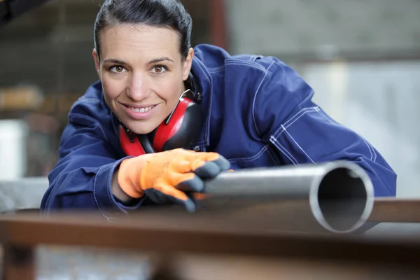 Mulher Trabalhadora Feliz Verificando Tubos — Fotografia de Stock