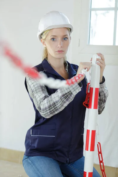 Kobieta Pracownik Wznoszący Barierę Wokół Wewnętrznego Miejsca Pracy — Zdjęcie stockowe