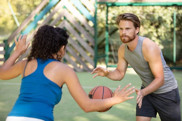 Пара Играет Баскетбол Свежем Воздухе — стоковое фото