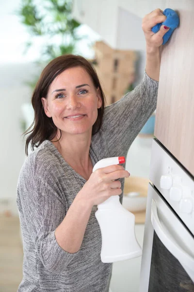 Güzel Bir Kadın Mutfaktaki Kirli Dolapları Temizliyor — Stok fotoğraf