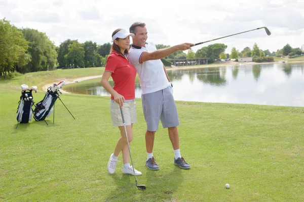 Glückliches Paar Steht Auf Golfplatz — Stockfoto